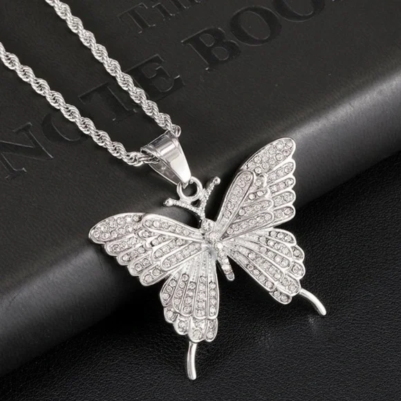 🌹Fabulous Butterfly Necklace 🌹 - Picture 2 of 3